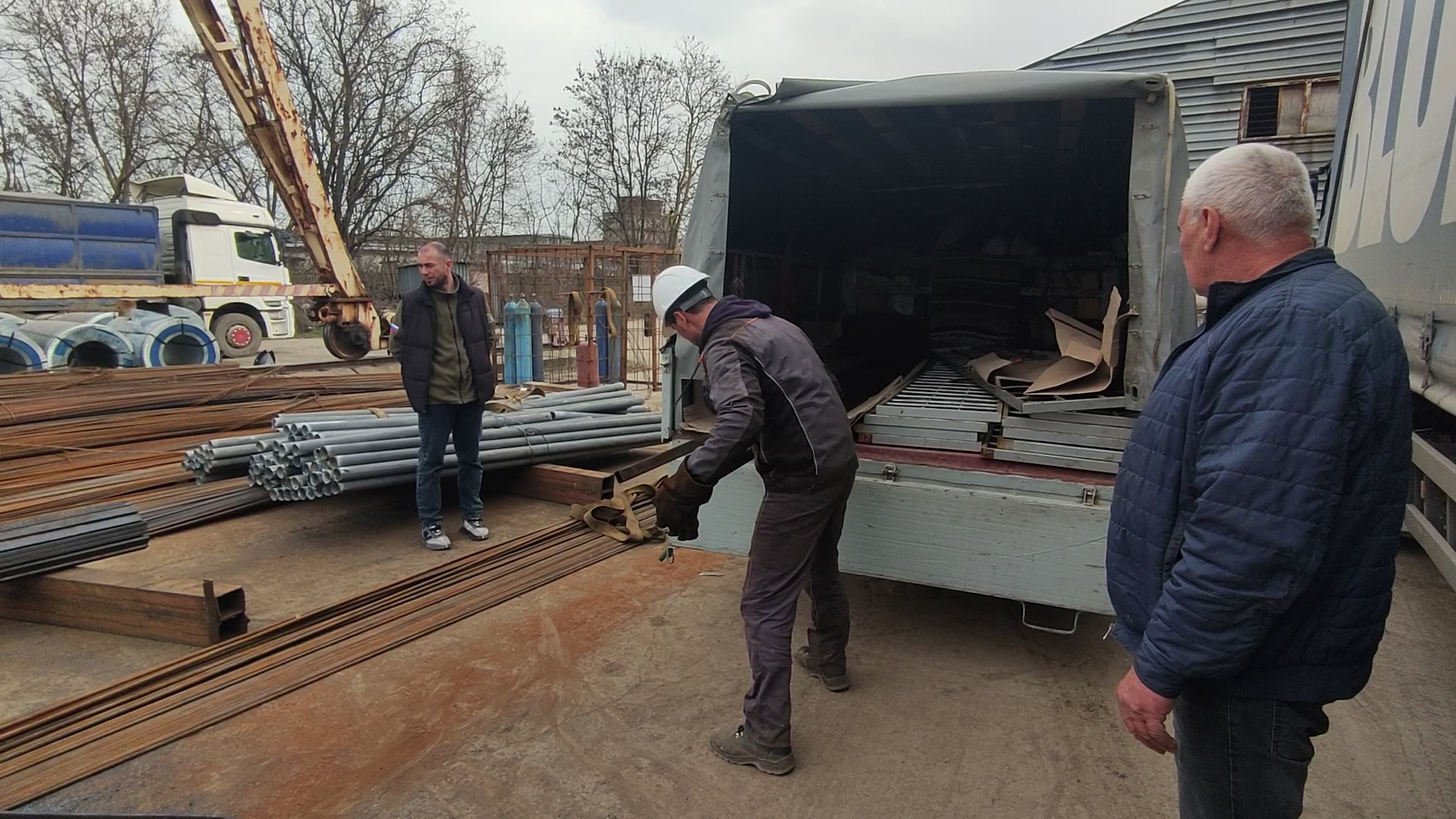 Из Крыма в зону СВО передали трубы и сетки для противодроновой защиты автомобилей 