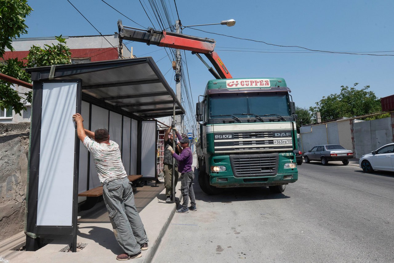 В Симферополе устанавливают новые павильоны для общественного транспорта