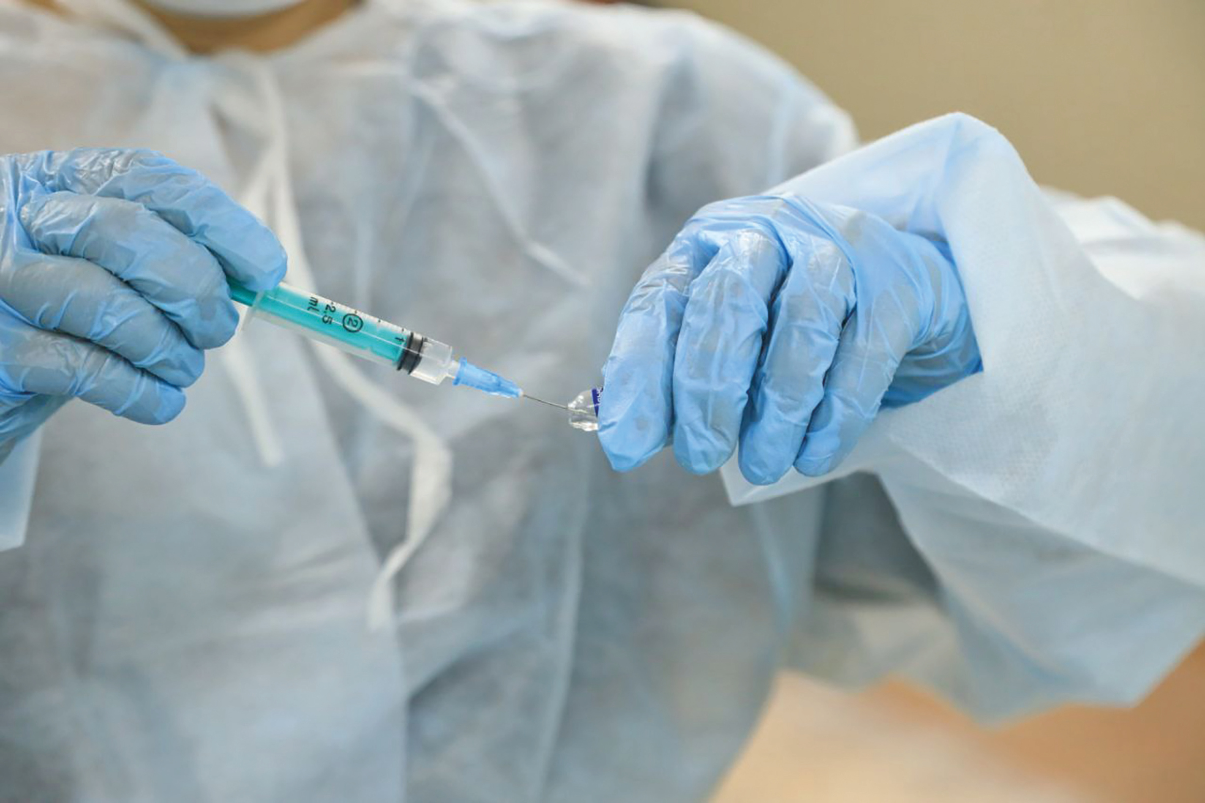 Предупредить, а не лечить: названы прививки, которые спасают от рака шейки матки, печени и горла