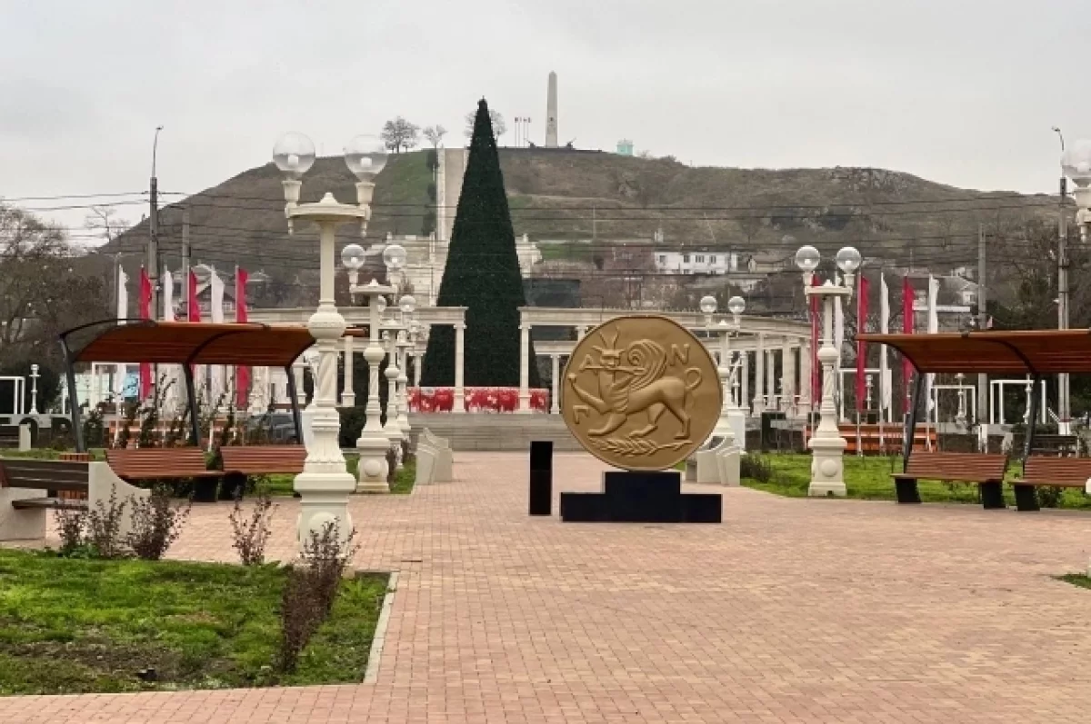 В Керчи установили главную ёлку города