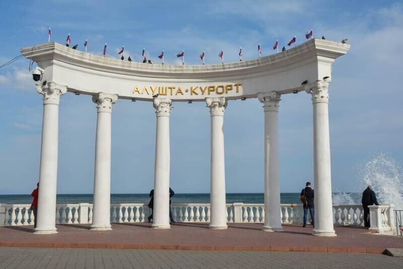 Камера реального времени алушта. Памятник Юстиниану в Алуште. Набережная Алушты 2022г. Памятник императору Юстиниану в Алуште. Набережная Алушты 2022.