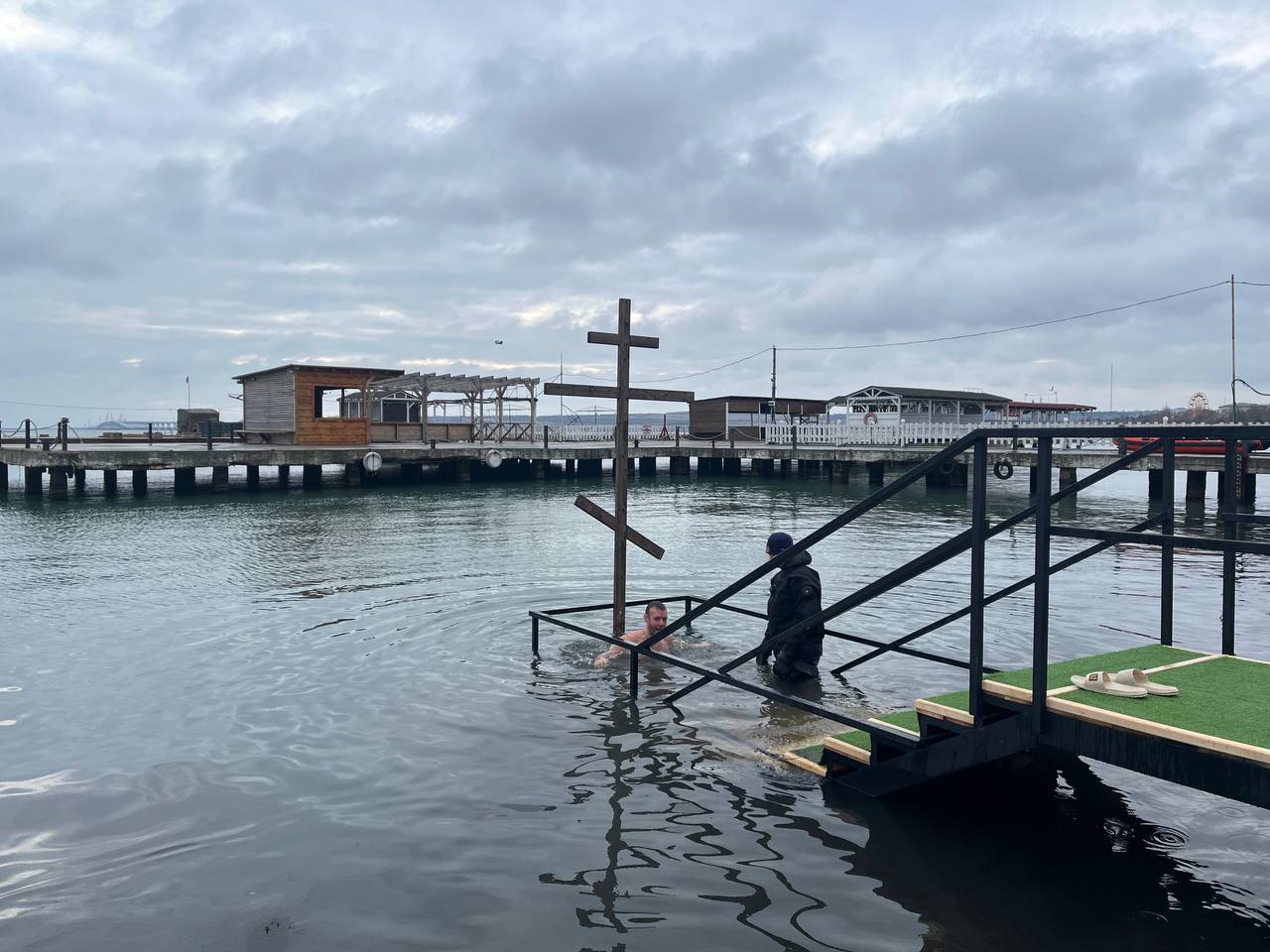 В Керчи десятки местных жителей  приняли участие в крещенских купаниях