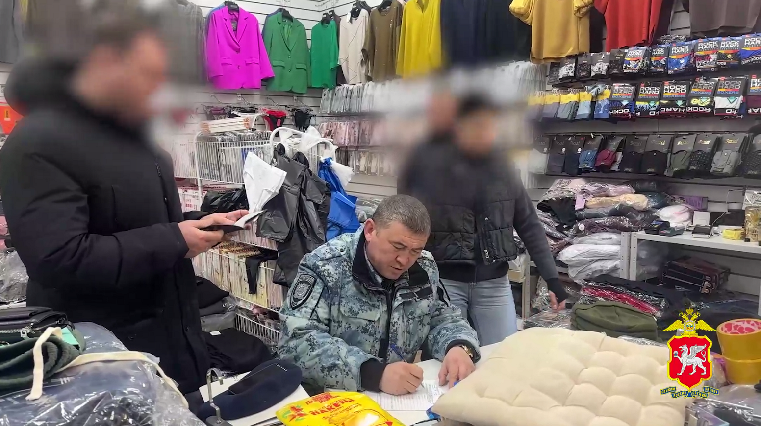 Одежда, алкоголь и сигареты: на Кубанском рынке в Симферополе изъяли контрафакт