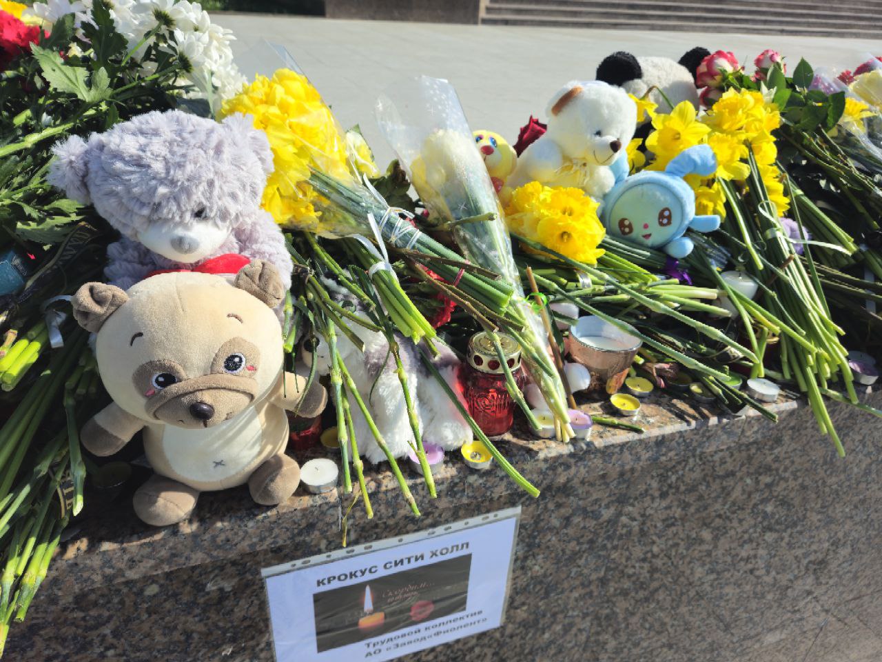 Мы приехали из посёлка, чтобы возложить цветы: крымчане выражают свою поддержку жертвам теракта