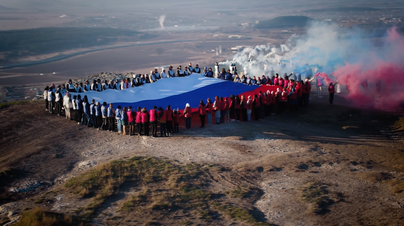 Девять лет мы вместе: в Крыму молодёжь провела патриотическую акцию на Белой скале