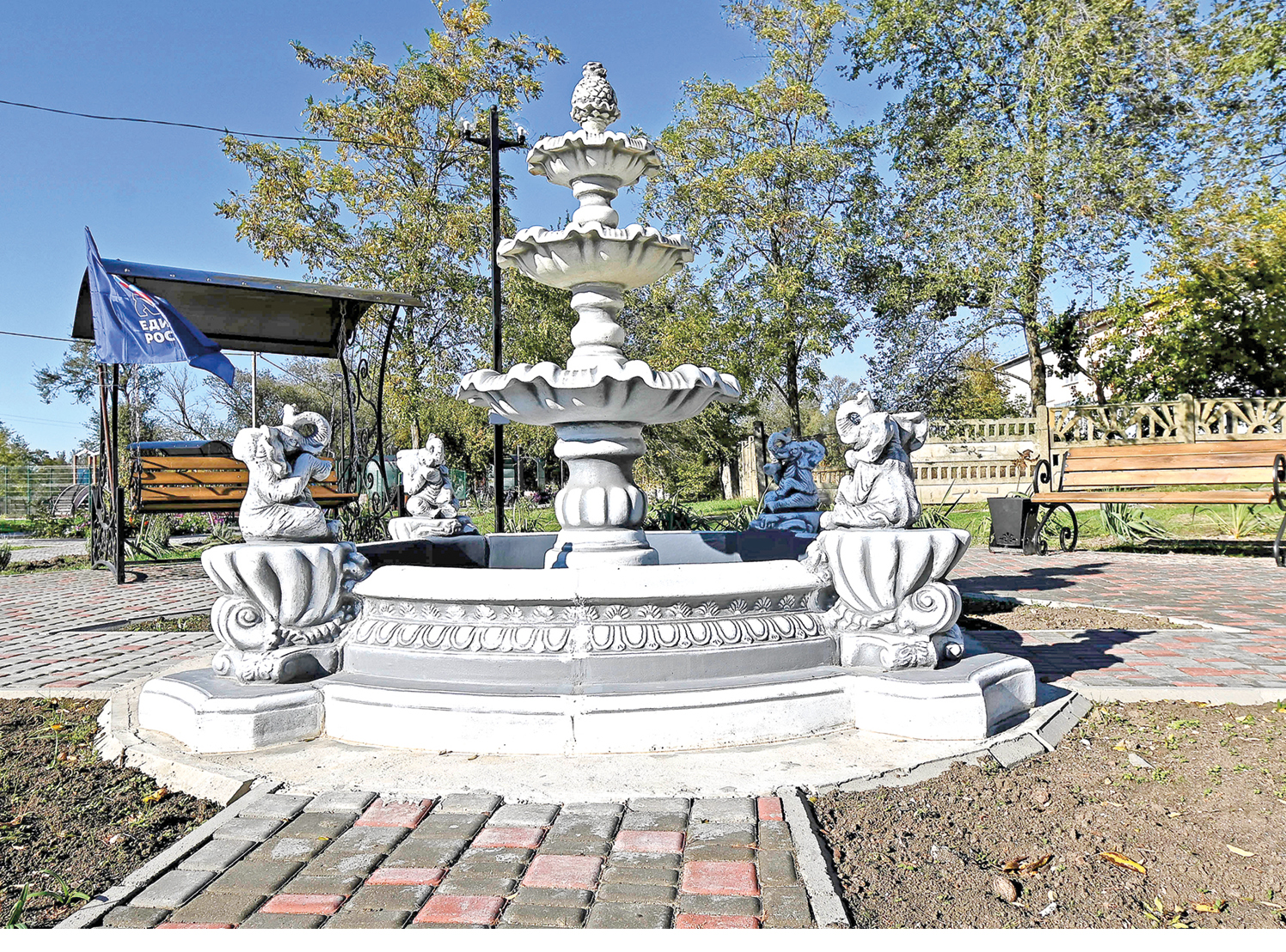 Фонтан есть, аптеки нет: чему радуются и на что жалуются жители Новониколаевки Ленинского района