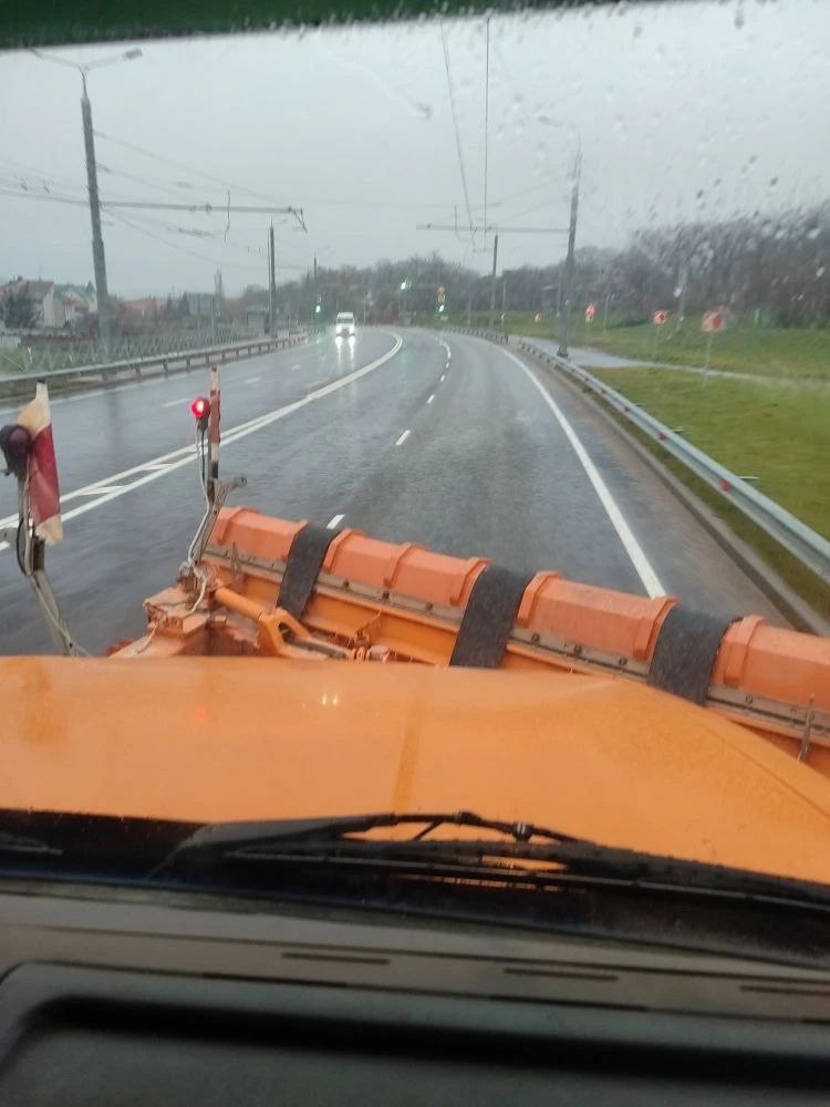 Снег и гололедица: обстановка на автомобильных дорогах Крыма