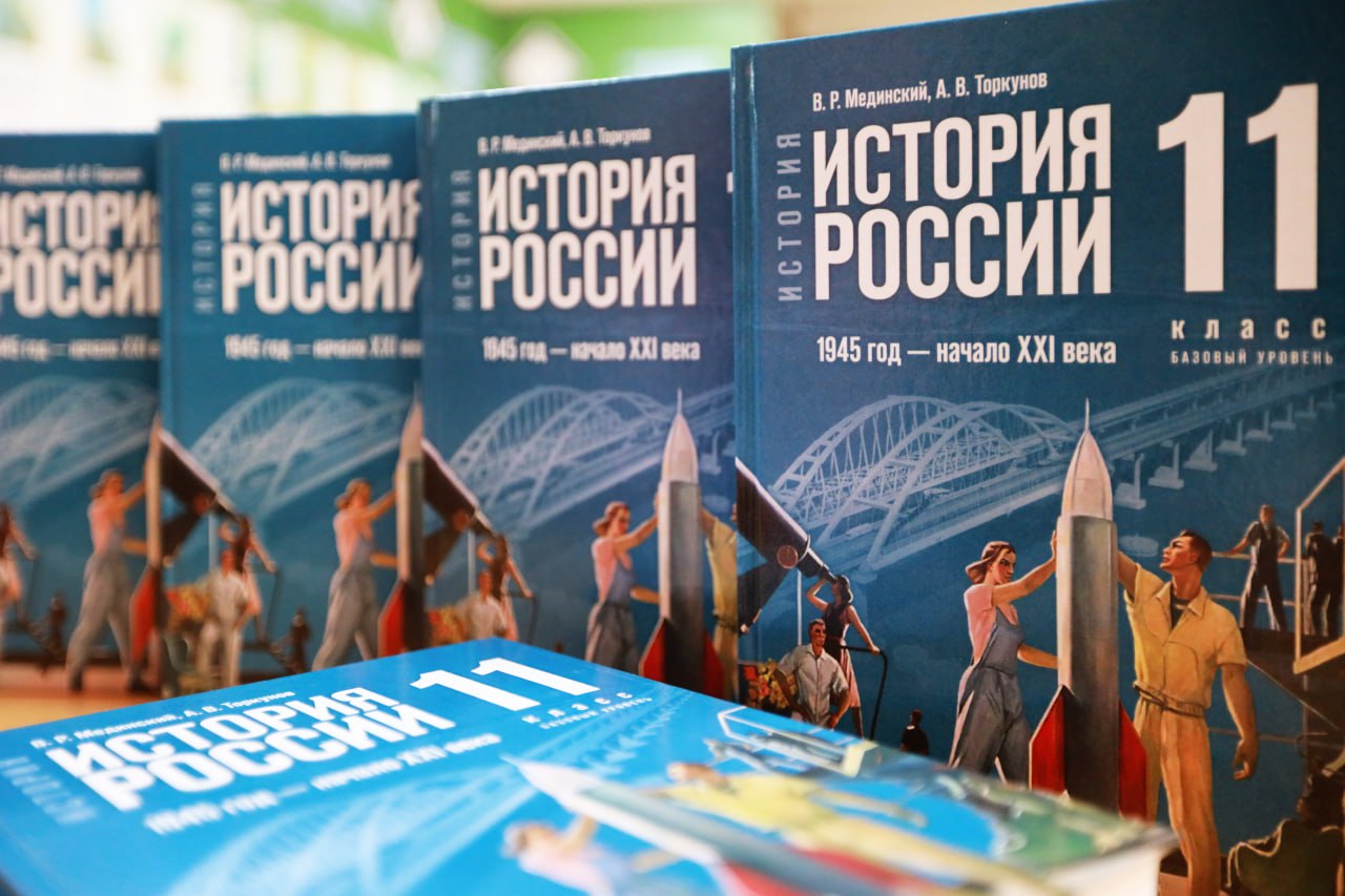 Из Крыма в Херсонскую область передали российские учебники 