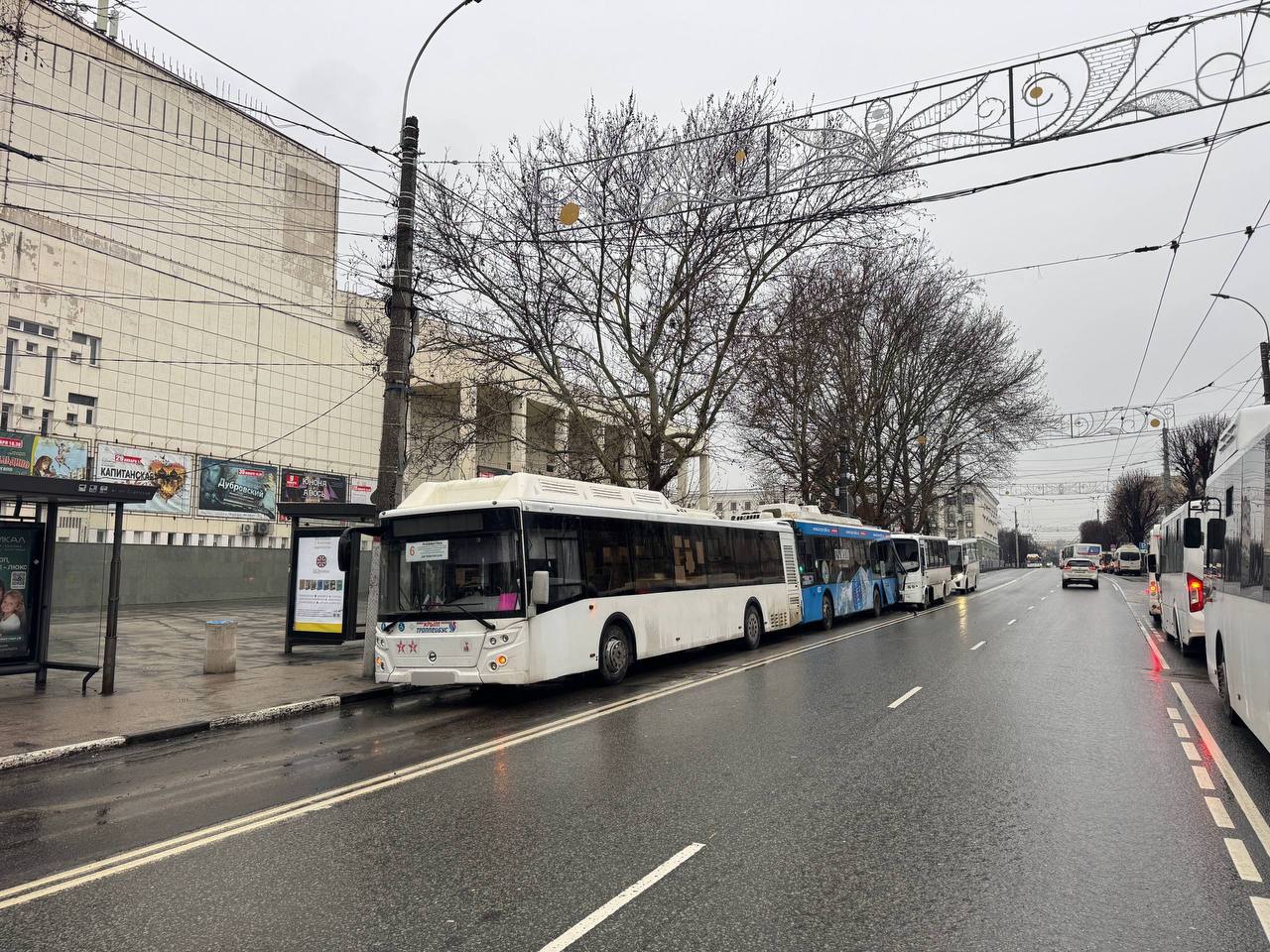 В Симферополе произошла авария с участием общественного транспорта: пять человек пострадали