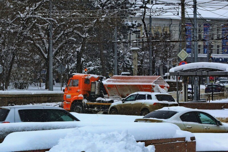 На дорогах Крыма  работает снегоуборочная техника