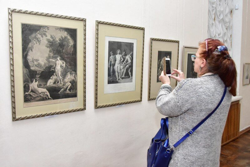 К 410-летию династии Романовых в Симферополе открылась выставка графики