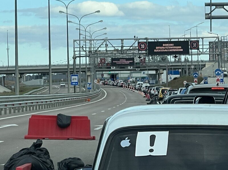 В очереди на Крымский мост со стороны Керчи стоят 270 автомобилей