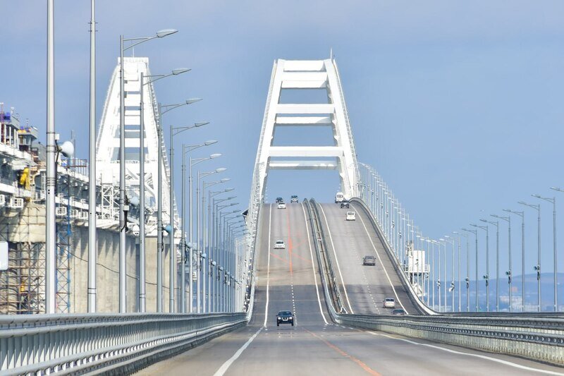 На Крымском мосту запущено движение транспорта по всем полосам