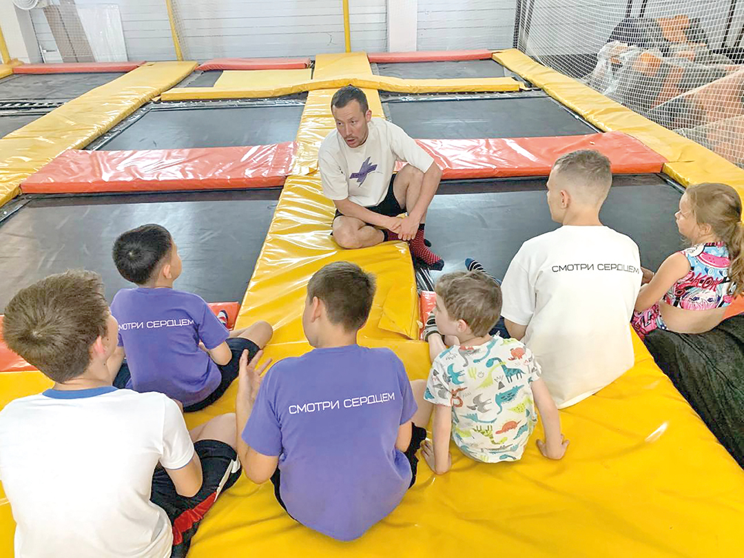 Батутный спорт: как в центре «СУПЕР ГЕРОИ» проходит социальная адаптация детей с нарушениями здоровья