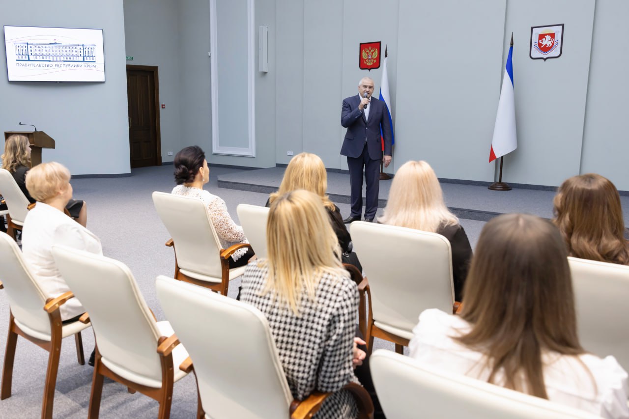 Женщины - наша опора, поддержка, источник вдохновения: в преддверии 8 марта Аксёнов поздравил крымчанок с праздником