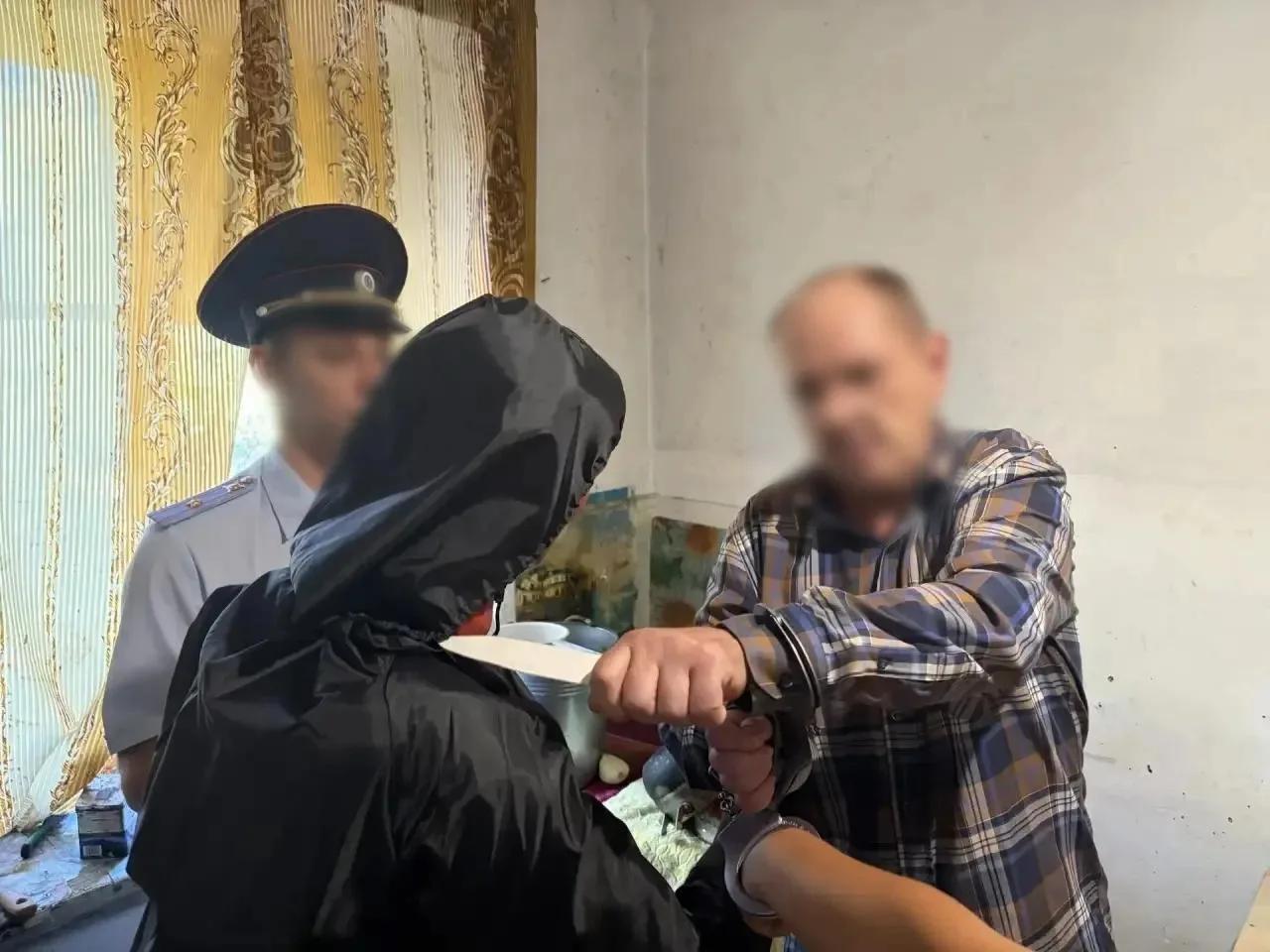 Из дома доносились крики о помощи: пьяный крымчанин нанёс знакомому 90 ударов ножом