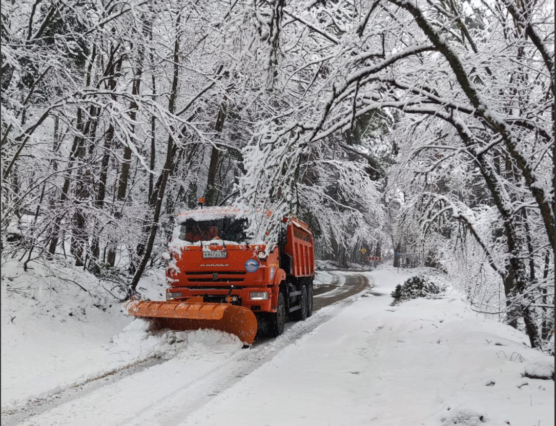 На Ай-Петри от снега расчистили 16 километров дороги 