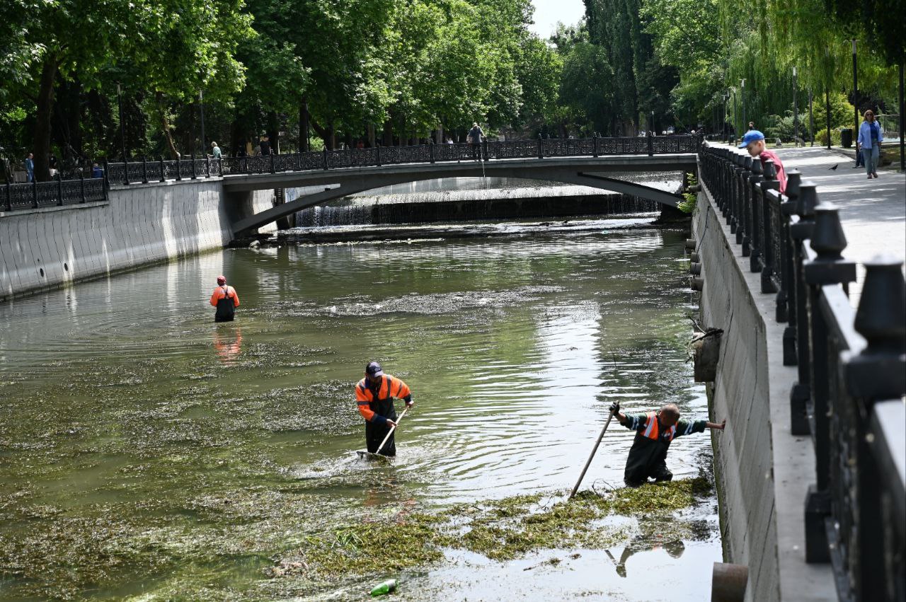 В Симферополе чистят русло реки Салгир - фоторепортаж
