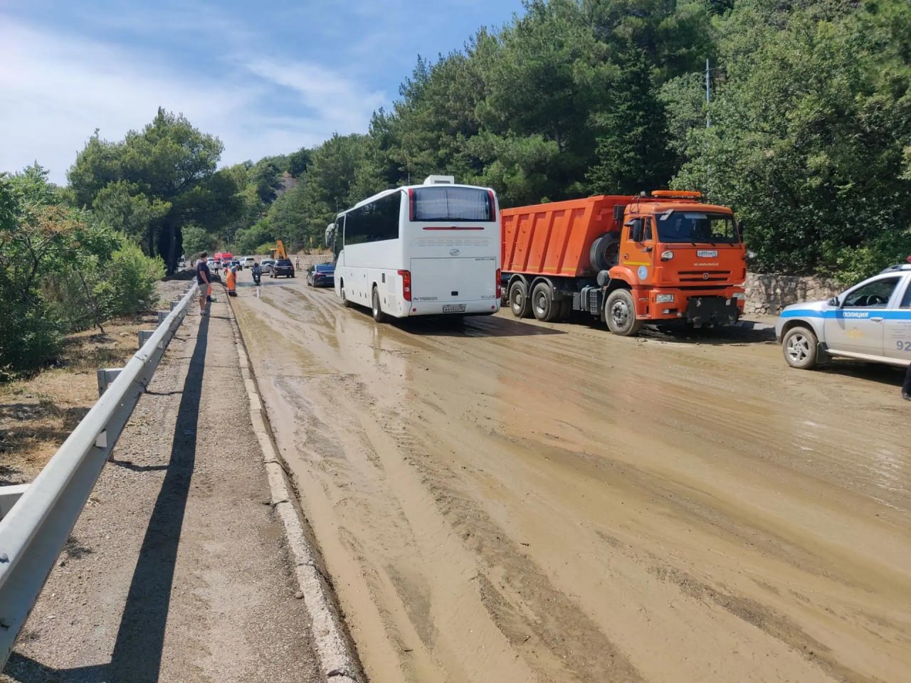  Восстановлено движение на участке дороги между Ялтой и Севастополем после схождения селя
