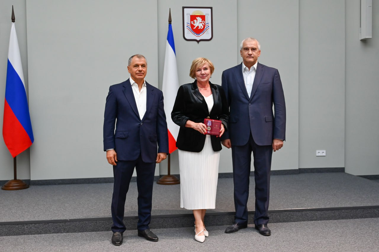 Крымским педагогам вручили заслуженные награды