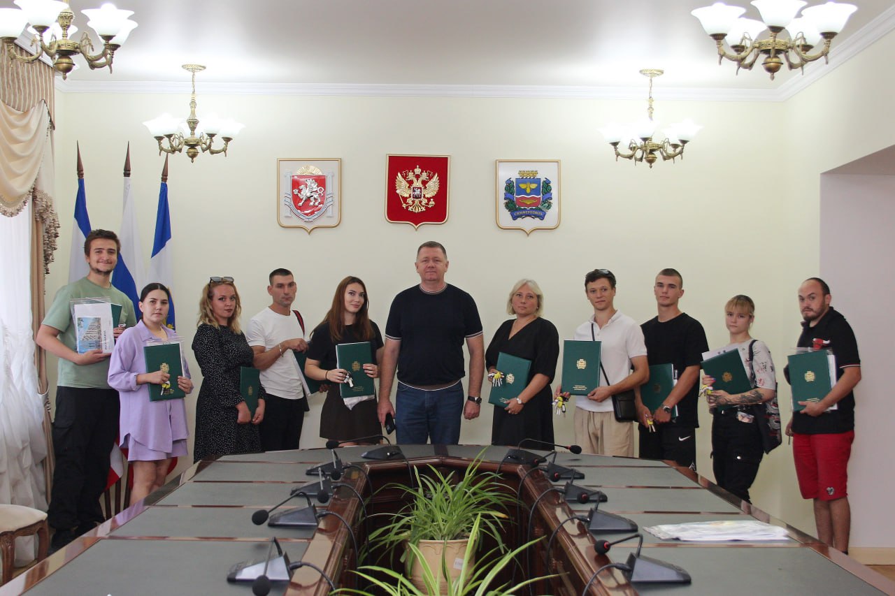 Дети-сироты из Симферополя получили ключи от 12 квартир