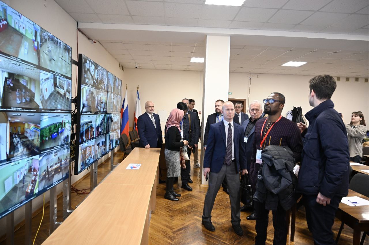 Иностранным наблюдателям провели экскурсию по крымскому Центр общественного наблюдения за выборами 