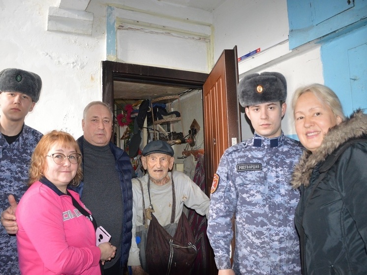 В Ялте военнослужащие-добровольцы помогли навести порядок в доме ветерана
