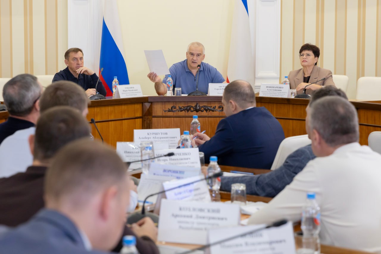  Аксёнов пригрозил увольнением чиновникам за «футбол» с обращениями граждан