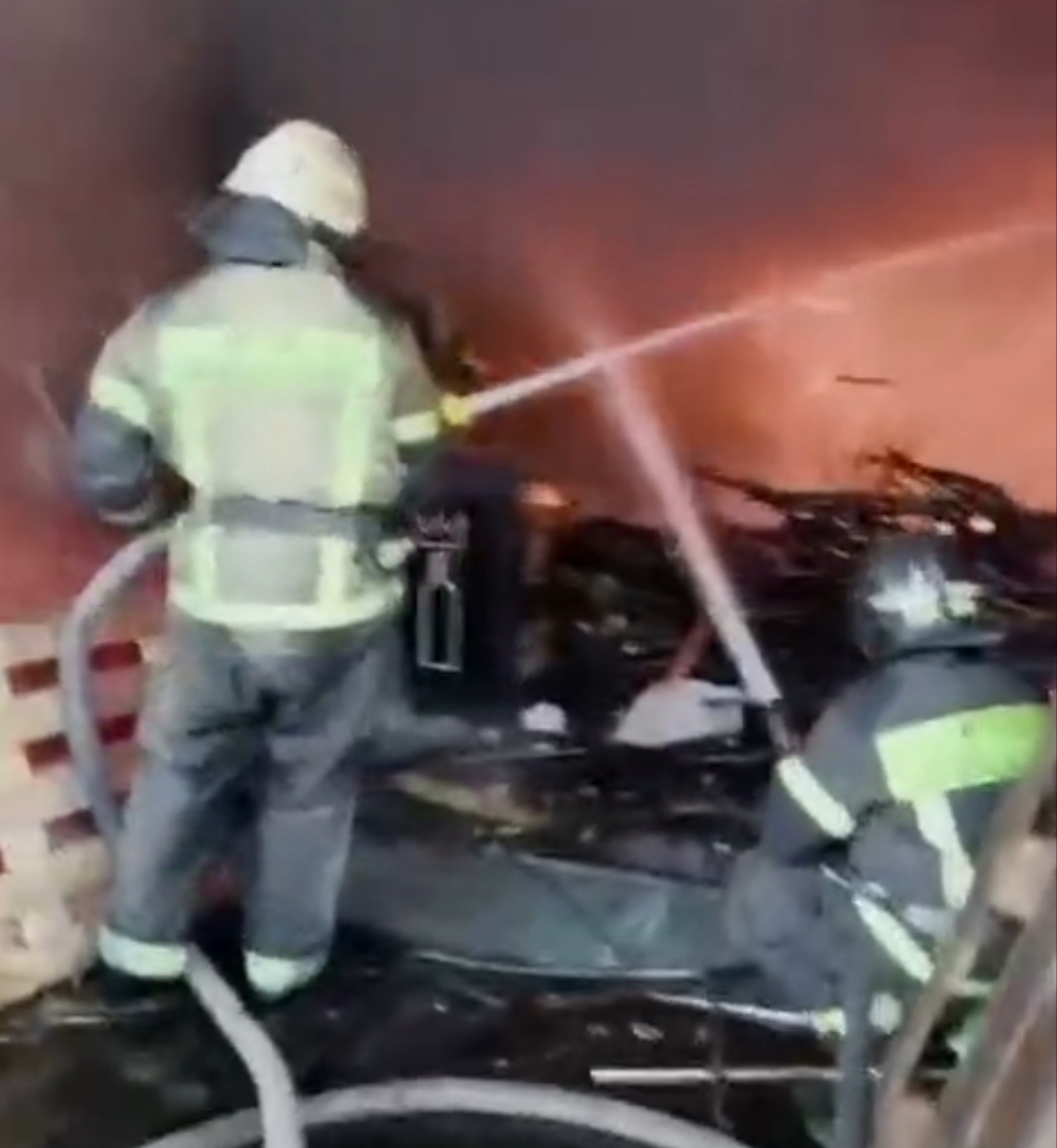 Под Симферополем горит пивной склад