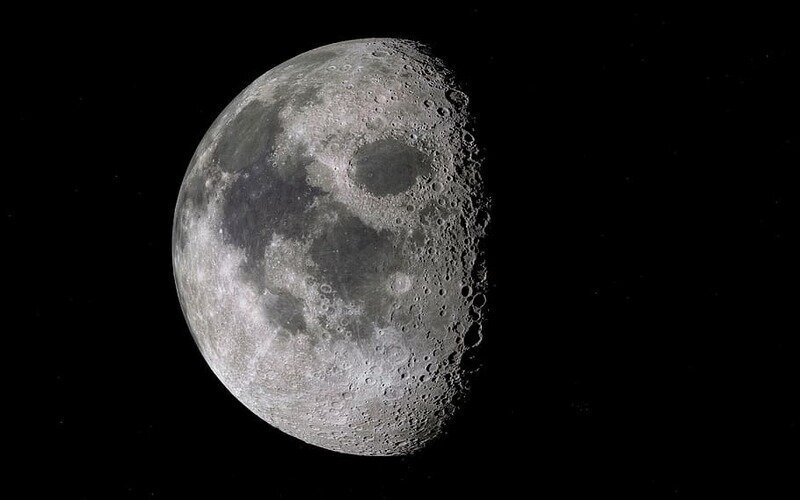 Китай на Луне, кризис Букингемского дворца и чат-бот из Австралии против мошенников: обзор зарубежных СМИ