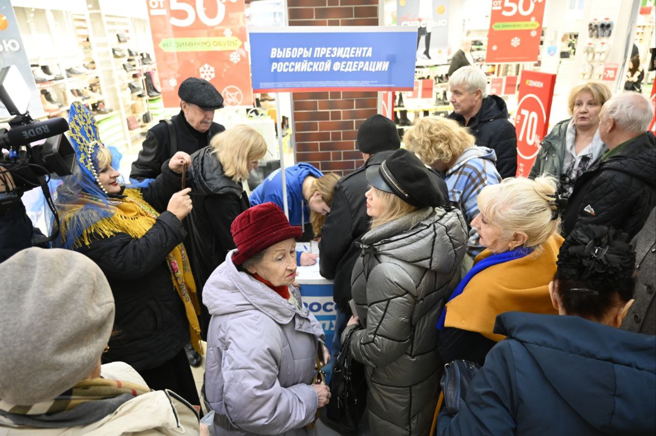 В Крыму продолжается сбор подписей в поддержку кандидата в президенты РФ Путина