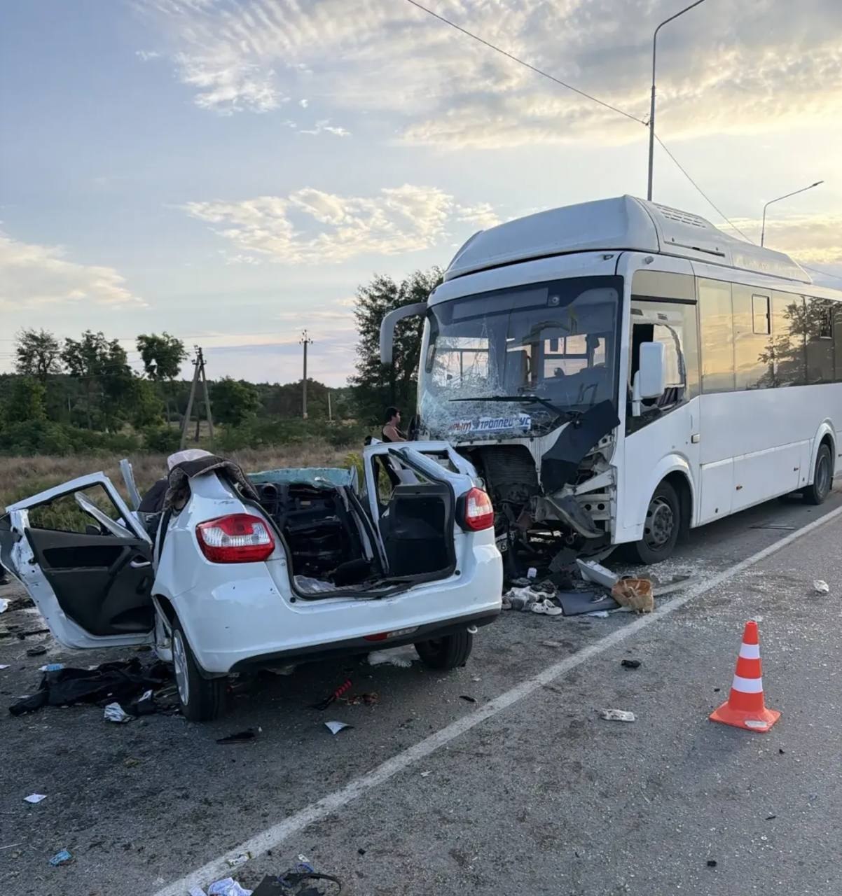 В ДТП под Саками погибли водитель и двое детей 