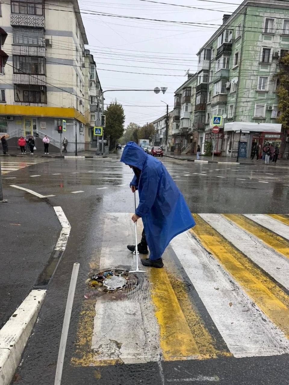 Более 400 дворников борются с последствиями непогоды в Симферополе