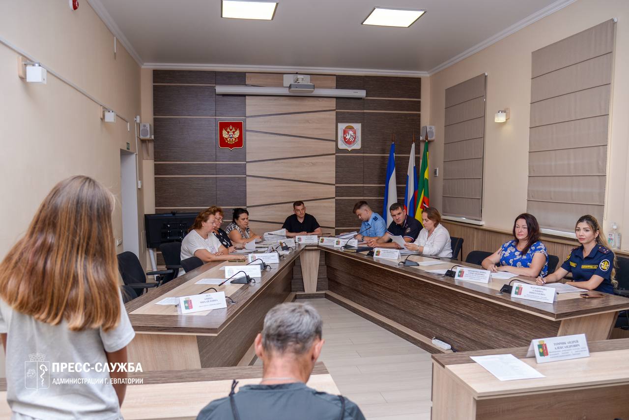 В Евпатории наказали родителей за ночные прогулки детей и езду на мопедах