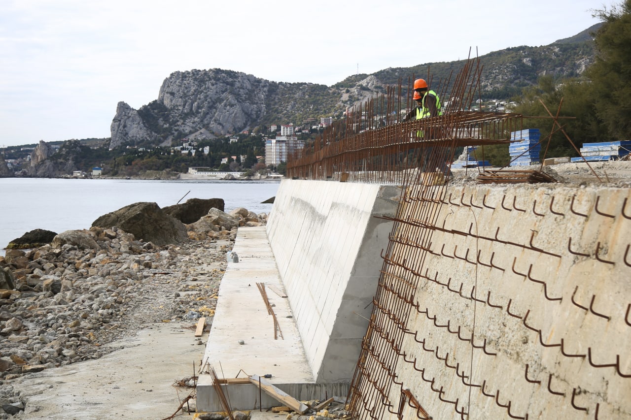 В Крыму ремонтируют 23 берегоукрепительных сооружения