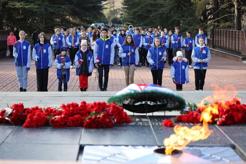 Участники движения «Волонтёры Победы» возложили цветы к Могиле Неизвестного солдата