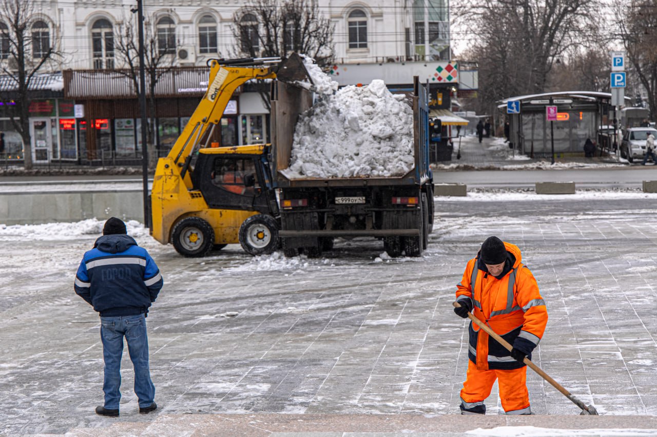 Более 400 дворников приводят Симферополь в порядок