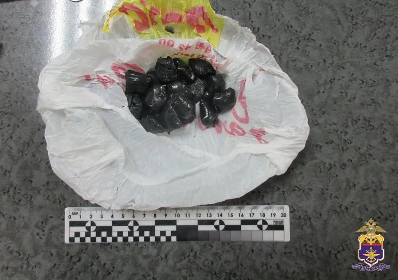 В Симферополе задержали двух мужчин с 57 свертками мефедрона