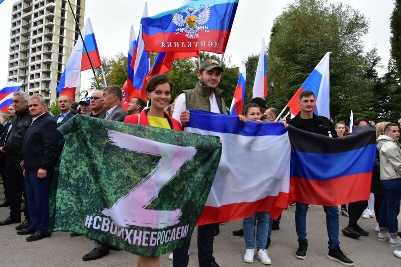 В Симферополе проходит митинг-концерт «Своих не бросаем»