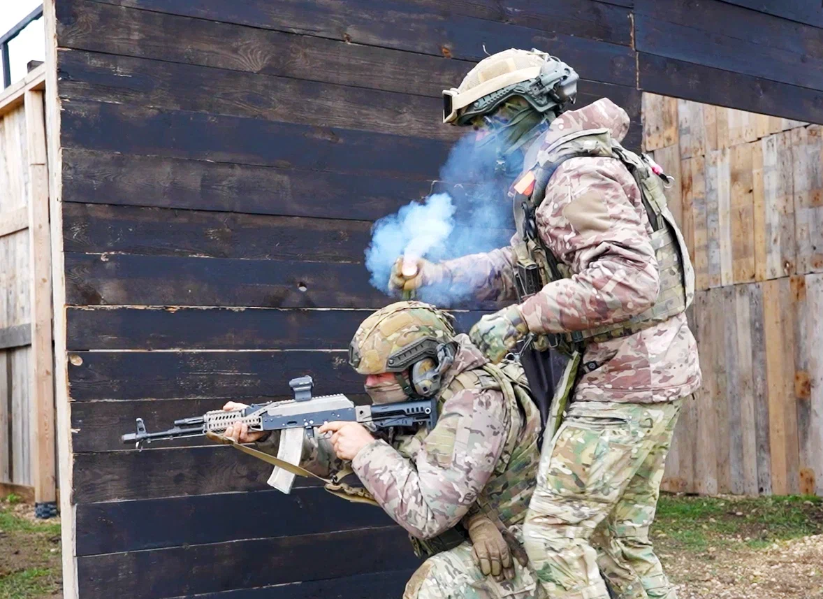 Участники спецоперации обучили контрактников тактикам в городских условиях