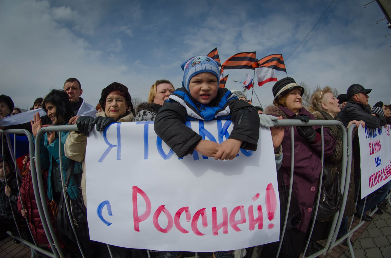 Политолог: крымчане в 2014 году возвращались в Россию не за материальными благами, а домой