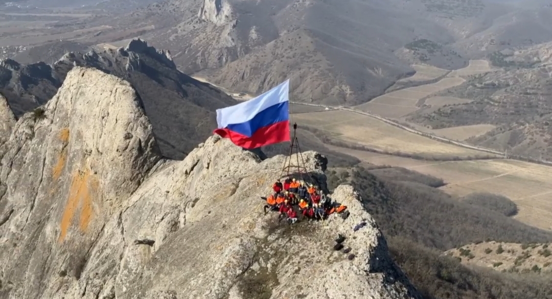 Крымские спасатели развернули флаг на горе Таракташ
