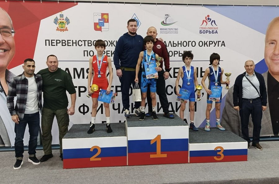 Крымчане завоевали 16 медалей на первенстве ЮФО по греко-римской борьбе
