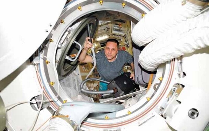 Сны в космосе, суеверие и мечты о домашней еде: Антон Шкаплеров о жизни в невесомости