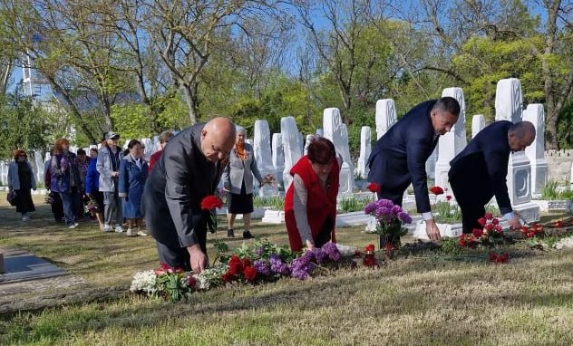 В Керчи возложили цветы на Воинском кладбище, в Аджимушкае и Героевском