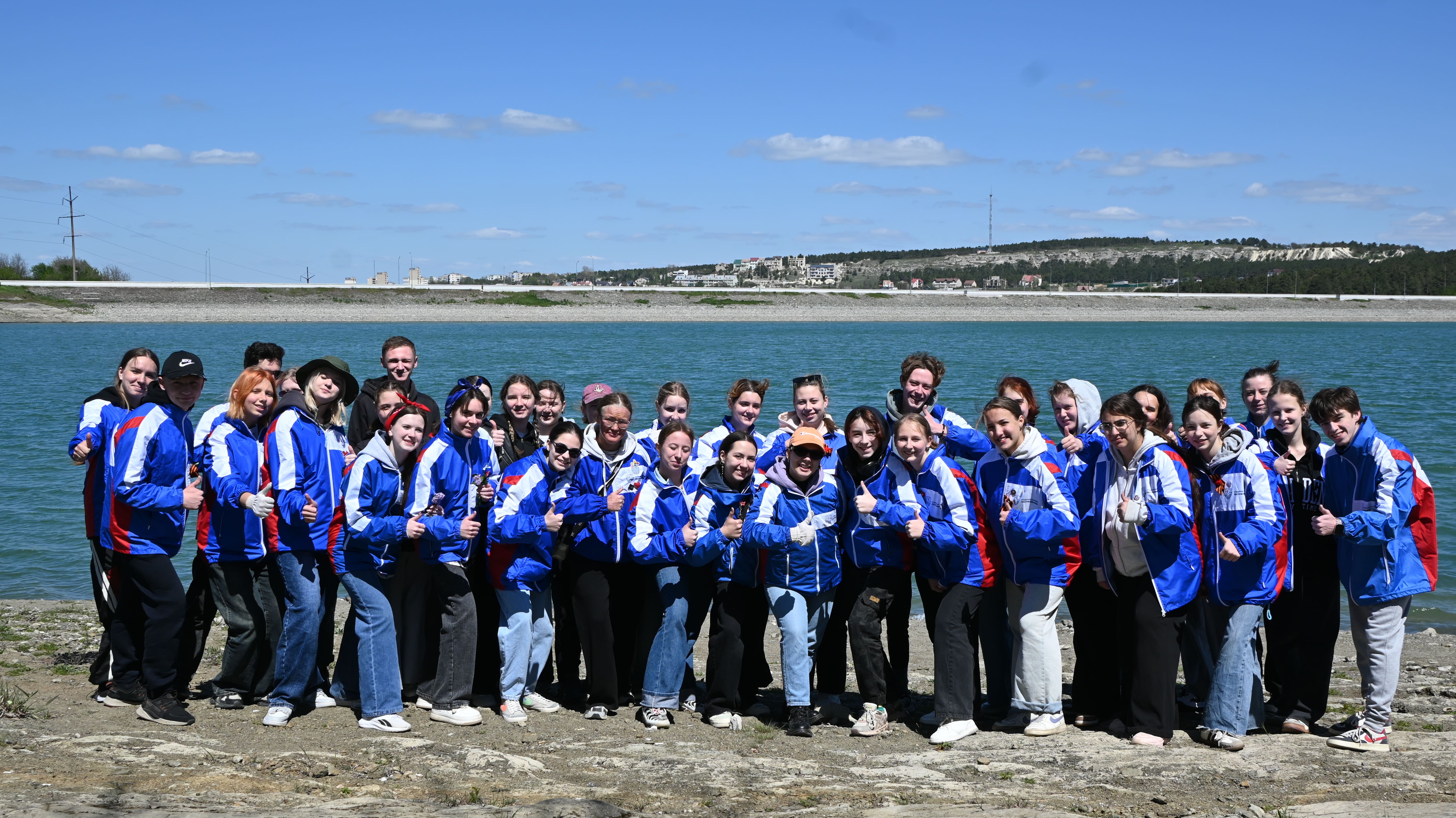 Студенты и школьники убрали территорию Симферопольского водохранилища