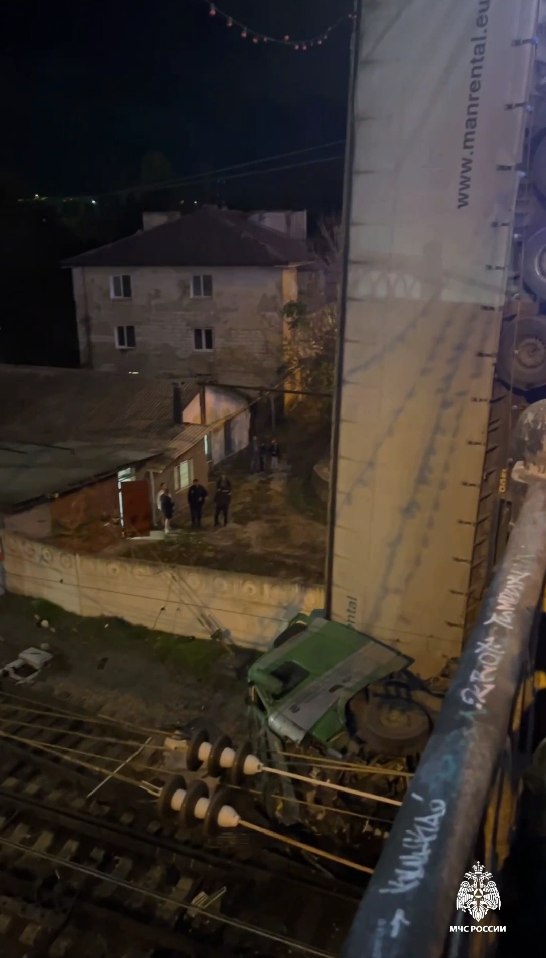 Фура упала с моста на железную дорогу в Симферополе, пострадал водитель