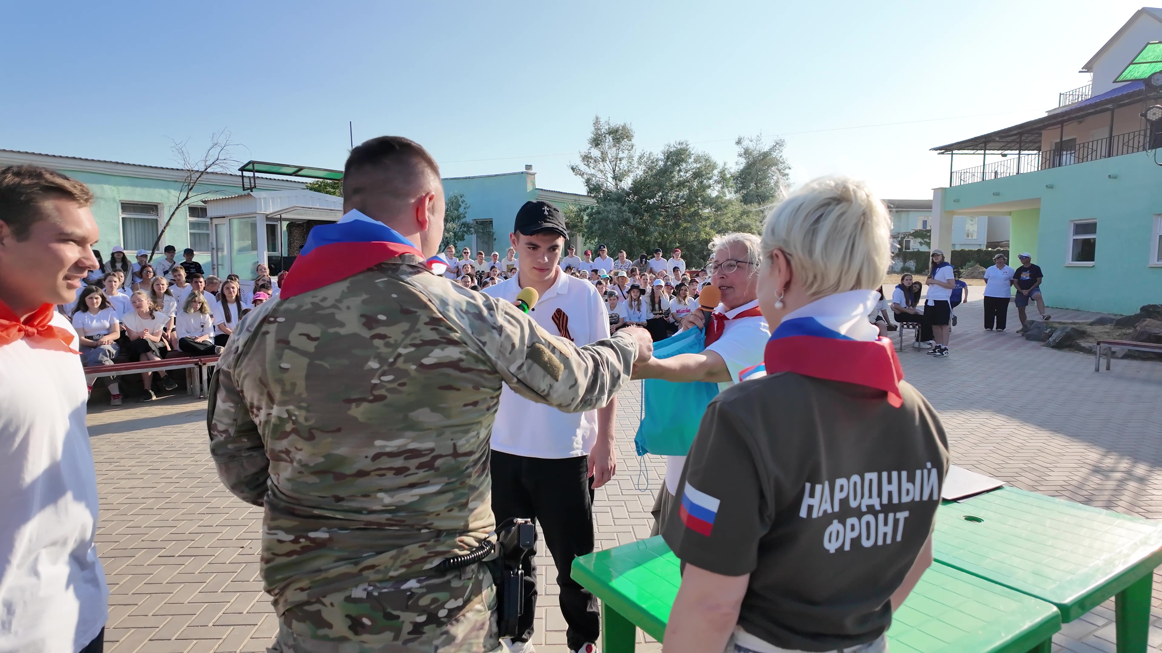 Дети в оздоровительных лагерях Крыма пишут письма и делают талисманы для бойцов СВО