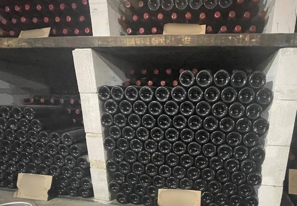 Семейный подряд: в Сакском районе отец и сын изготовили 40 литров кустарного алкоголя