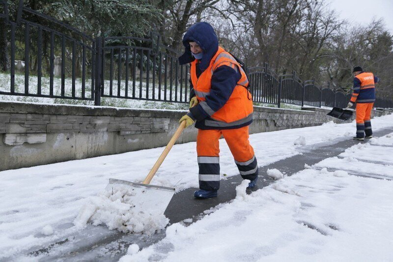 В Симферополе за ночь коммунальщики расчистили все подъездные пути 